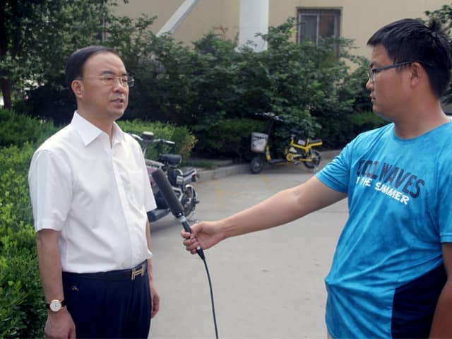 山東天意機(jī)械董事長劉洪彬作為基層共產(chǎn)黨員，今天接受了當(dāng)?shù)赜浾叩牟稍L