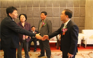 國家發(fā)展改革委資源節(jié)約與環(huán)境保護(hù)司牛波處長（和劉總握手）、全國墻材革新工作委員會(huì)會(huì)長滕軍力（女士）